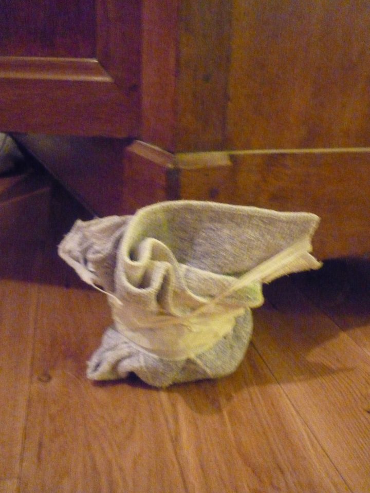 Déplacer Un Meuble Lourd Sans Rayer Parquet ! – Les Bricolos dedans Déplacer Meuble Lourd Déplacer Un Meuble Lourd Sans Rayer Parquet ! – Les Bricolos dedans Déplacer Meuble Lourd