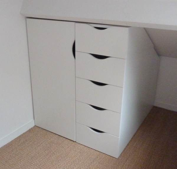 Des Rangements Sous Une Soupente; C 'Est Rangé Et Cela avec Meuble Mansarde