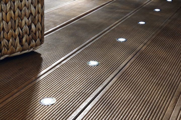 Des Spots Encastrés Sur Une Belle Terrasse En Bois (Avec dedans Spot Terrasse Piscine Des Spots Encastrés Sur Une Belle Terrasse En Bois (Avec dedans Spot Terrasse Piscine