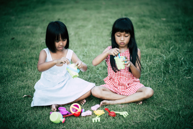 Deux Petite Fille Jouer Jouet Dans Le Jardin De La Maison encequiconcerne Maison Jardin Jouet