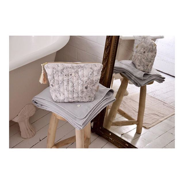 Douce Ambiance Dans Cette Salle De Bain 💙 . Trousse De intérieur Toilette À Domicile Douce Ambiance Dans Cette Salle De Bain 💙 . Trousse De intérieur Toilette À Domicile