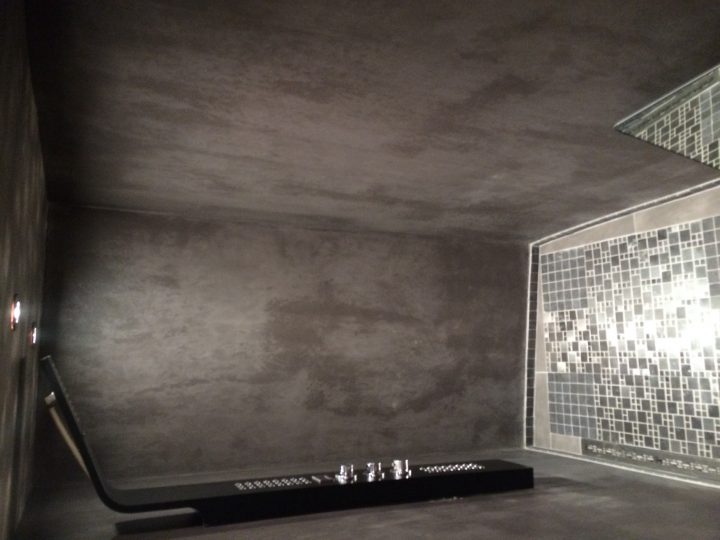 Douche A L'italienne Avec Béton Ciré Façon Hammam encequiconcerne Beton Ciré Salle De Bain Leroy Merlin