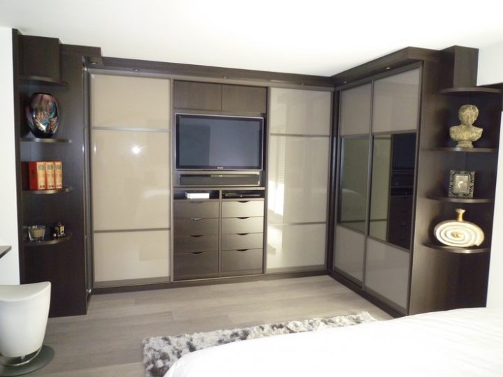 Dressing En U Fermé Par Portes Coulissantes Et Emplacement dedans Meuble Tv Ferme