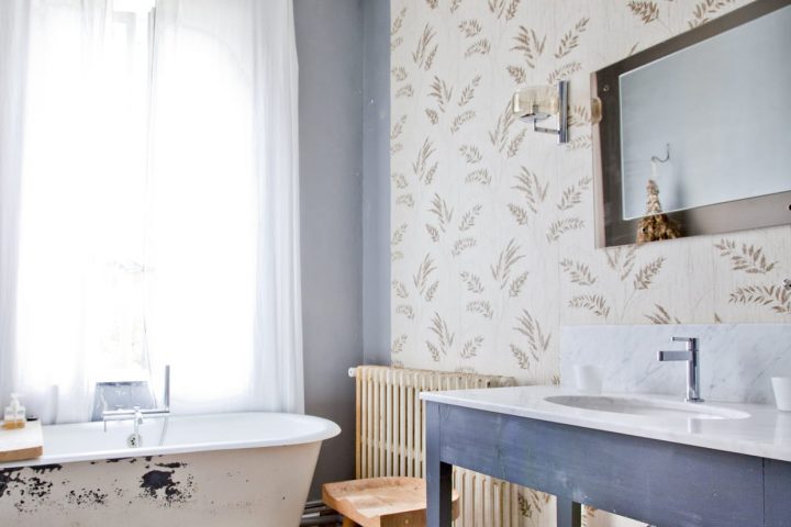 Du Papier Peint Dans La Salle De Bain : Comment L'adopter ? encequiconcerne Papier Peint Salle De Bain Castorama