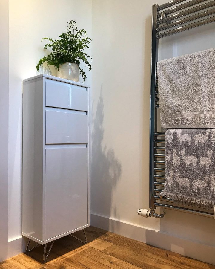 Elona, Colonne De Salle De Bain, Blanc Et Chrome | Made destiné Colonne Salle De Bain Blanc Laqué Elona, Colonne De Salle De Bain, Blanc Et Chrome | Made destiné Colonne Salle De Bain Blanc Laqué