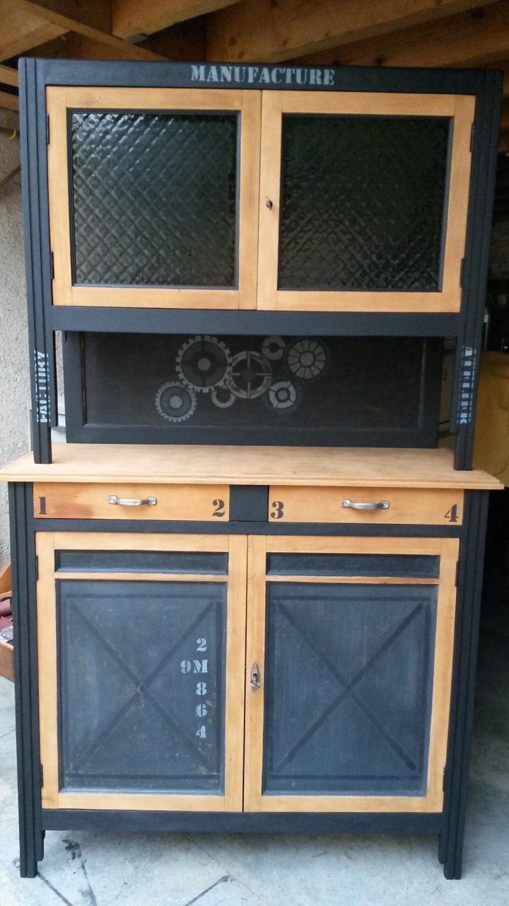 Esprit Industriel : 10 Idées Pour Transformer Vos Meubles encequiconcerne Repeindre Un Meuble En Pin