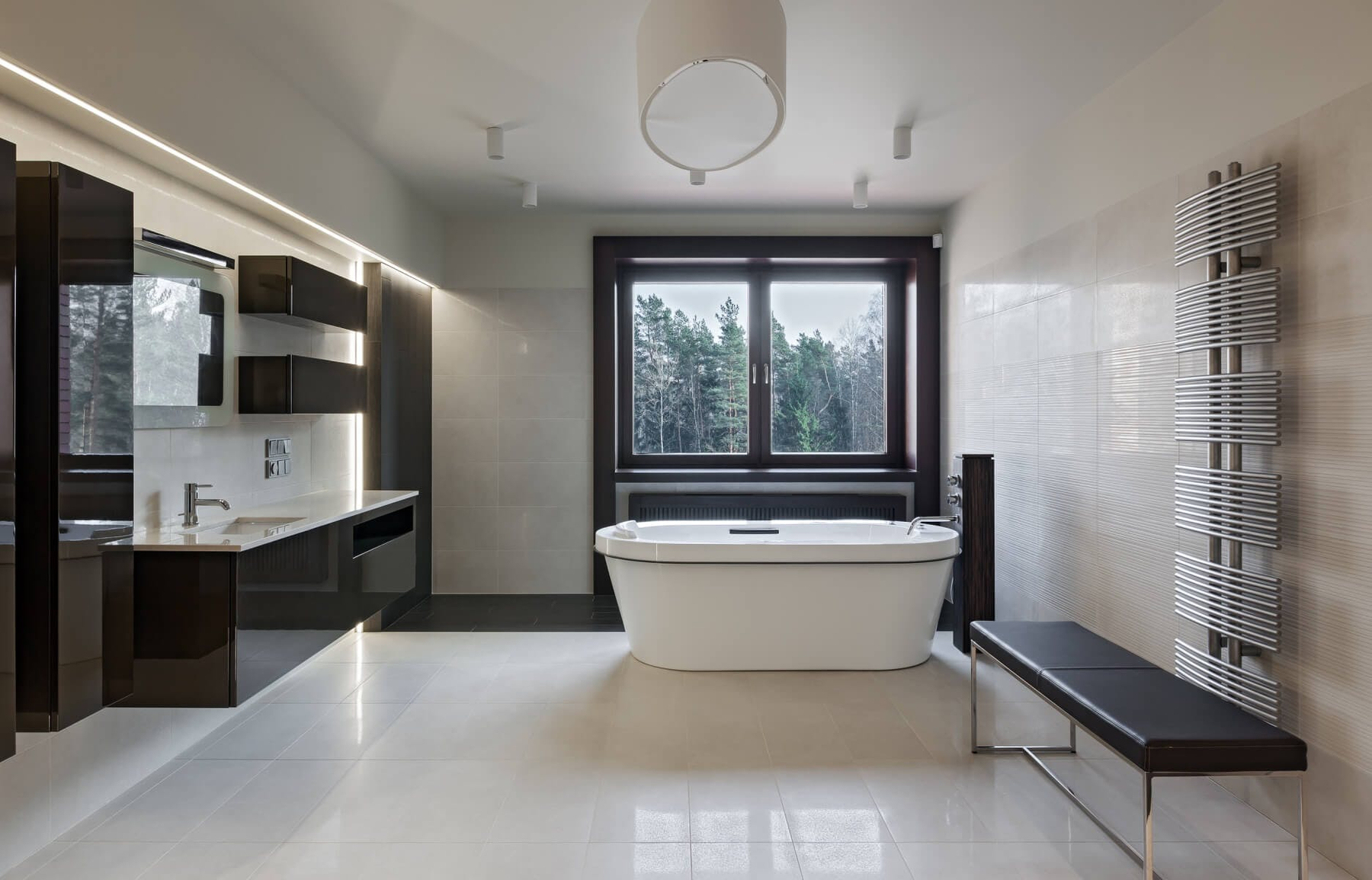 Salle de bain rénovée avec miroir et placard en bois brut