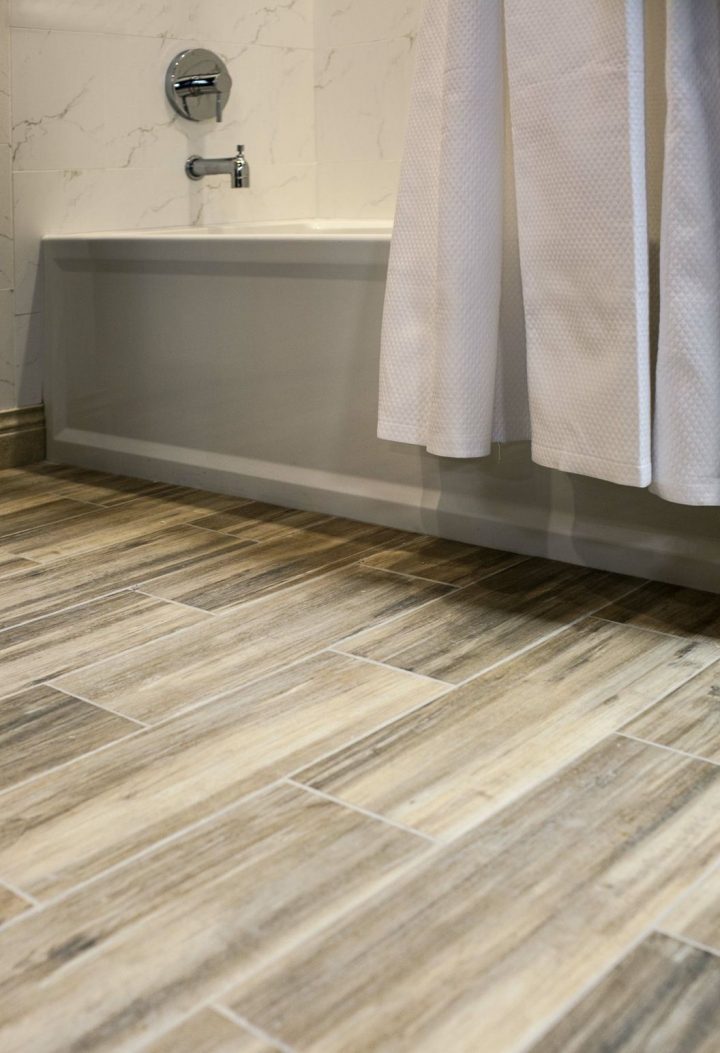 Faux Wood Ceramic Tile In The Bathroom. Easy To Clean And encequiconcerne Faux Parquet