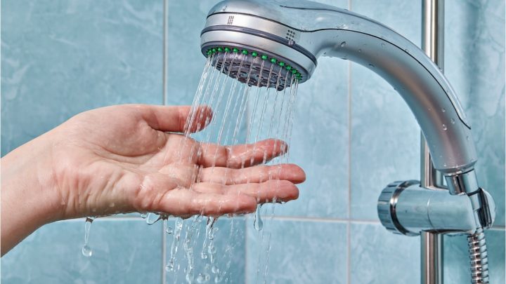 Femme Actuelle – Nos Astuces Pour Nettoyer Le Calcaire Dans La Maison encequiconcerne Détartrer Robinet