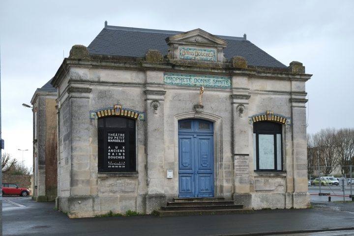 File:082 – Anciens Bains Douches – Rochefort – Wikimedia dedans Bains Douches Municipaux