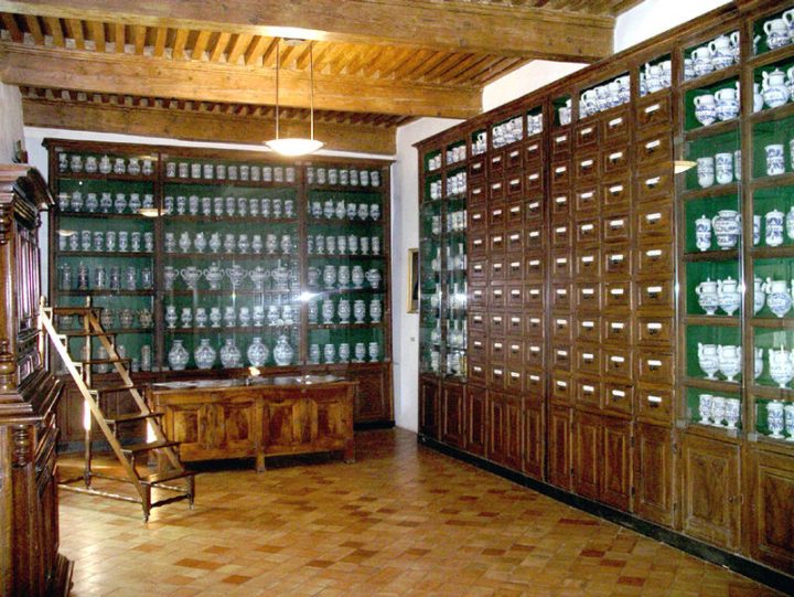 File:pharmacie De L'Hopital De Pont – Wikimedia Commons intérieur Meuble A Pharmacie