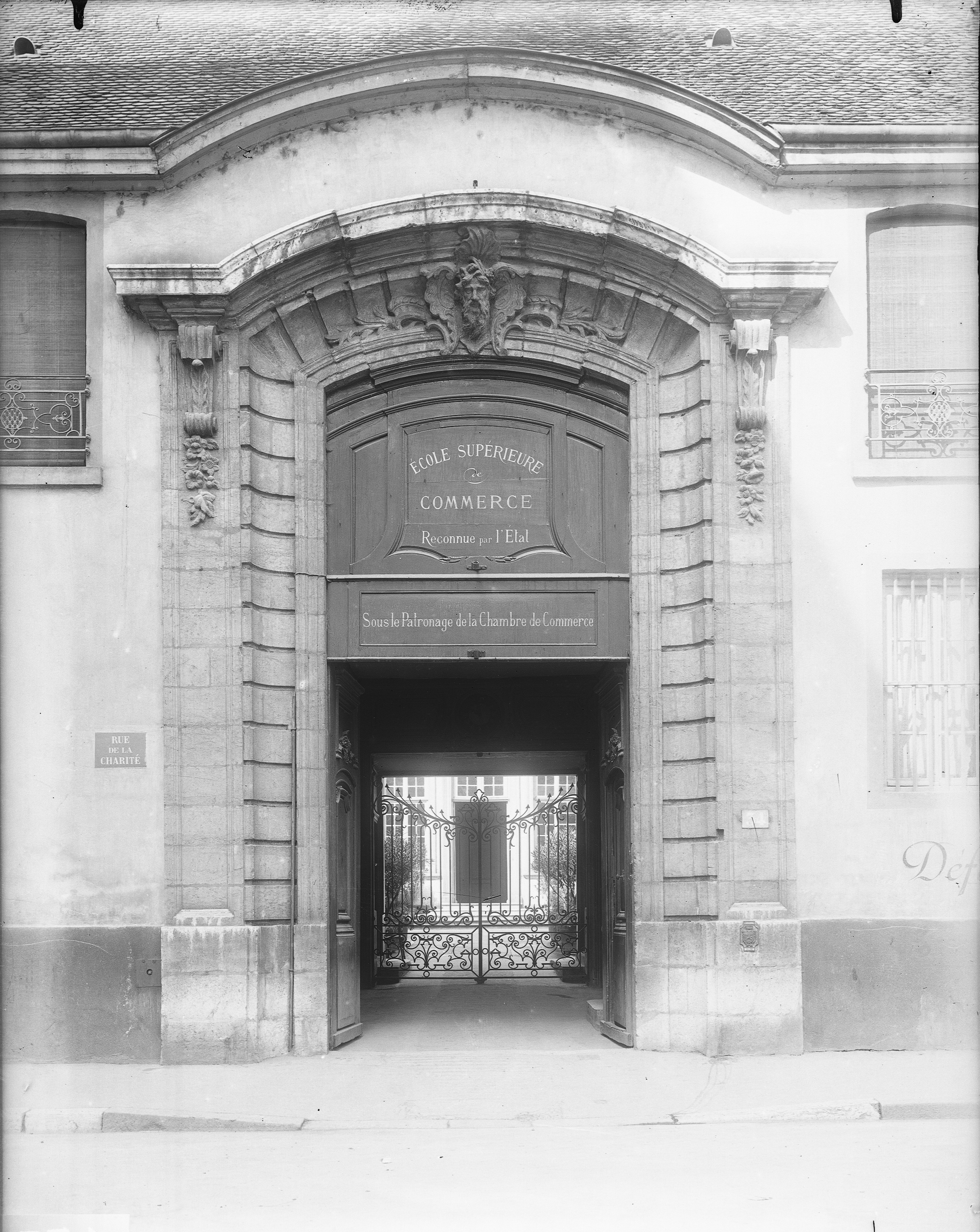 File:portail D'entrée De L'école Supérieure De Commerce De encequiconcerne Chambre Des Commerces Lyon