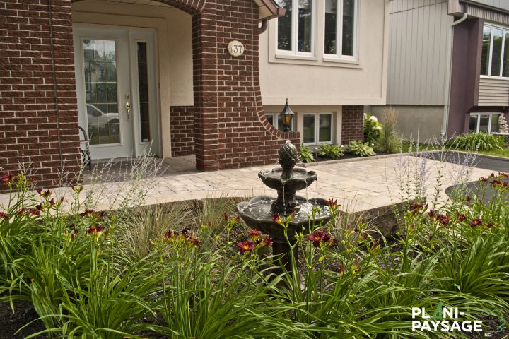Fontaine Classique Devant Maison, Avec Palier En Pavage à Terrassement Devant Maison Fontaine Classique Devant Maison, Avec Palier En Pavage à Terrassement Devant Maison