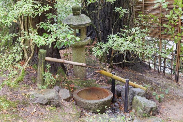 Fontaine Tsukubai Et Lanterne De Pierre Dans Le Jardin tout Fontaine Jardin Japonais