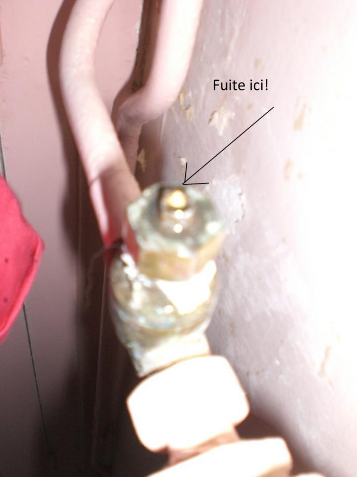 Fuite Sur Le Robinet D'un Radiateur En Fonte. à Presse Étoupe Robinet