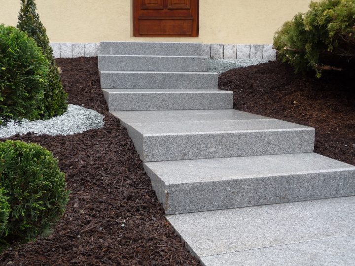 Gros Plan Sur Escalier En Blocs Marches Granits à Aménagement Terrasse Devant Maison