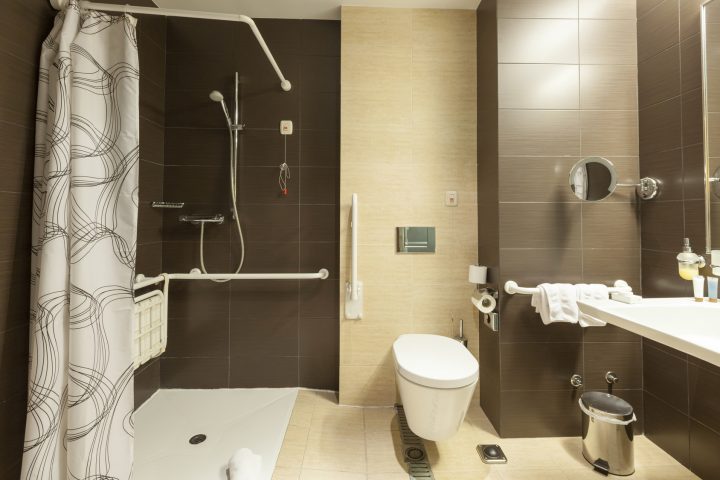 Handicap : Nos Conseils Pour Aménager Votre Logement destiné Aménagement Salle De Bain Handicapé