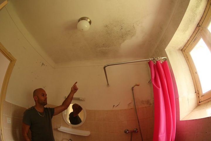 Hautes-Alpes | Les Locataires Ont Vécu Un An Avec L'humidité serapportantà Moisissure Plafond Salle De Bain