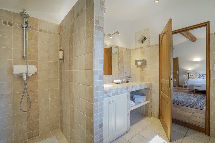 Hotel Benvengudo **** | Hotel In Der Provence | Petite avec Salle De Bain Provençale