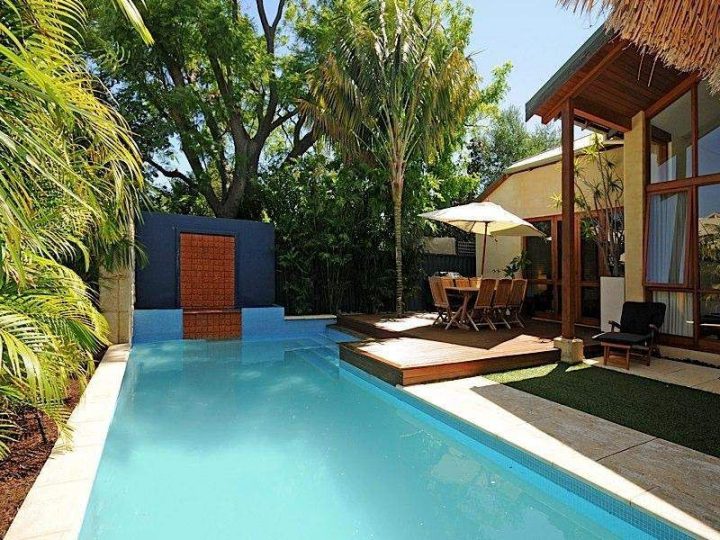 Idée Piscine Petit Jardin En Ville | Geometric Pool pour Idees Pool House Piscine