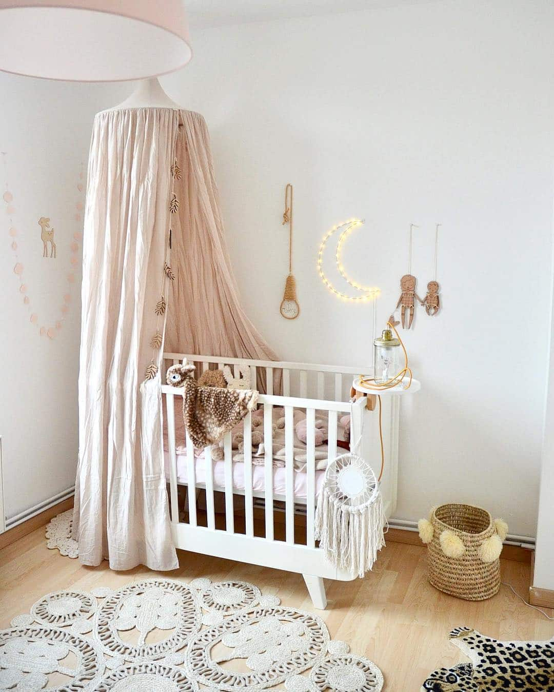 Instagram-Faustine-Chambre-Bebe-Tablette-Bois-Design-Bbnove intérieur Chambre Bébé But