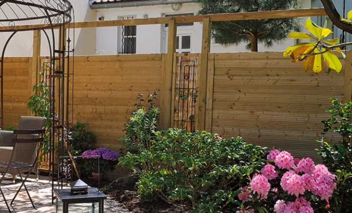 Installer Des Panneaux Brise-Vue Pour Délimiter Le Jardin dedans Panneaux Bois Jardin