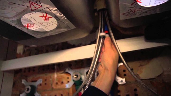 Installer Un Évier Et Un Robinet De Cuisine – Vidéo Bricolage | Gamma tout Robinet Qui Bouge