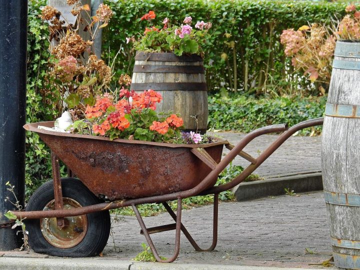 Instillez Un Esprit Factory Fleuri À Votre Jardin Avec concernant Brouette Deco Jardin