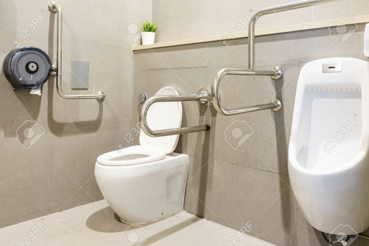 Intérieur De La Salle De Bain Pour Les Personnes Handicapées Ou Les  Personnes Âgées. Main Courante Pour Personnes Handicapées Et Âgées Dans La  Salle concernant Salle De Bain Personnes Agées