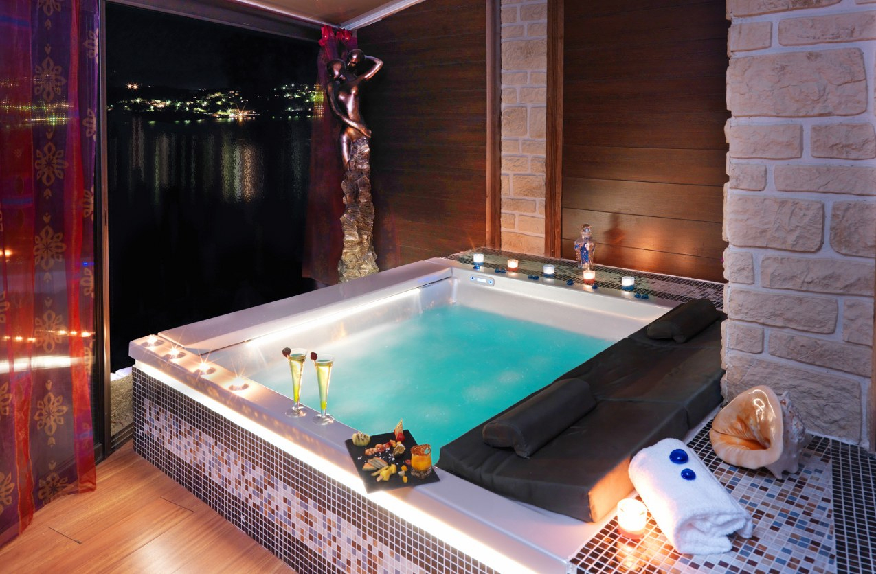Jacuzzi Privatif Nuit D 39 Amour - Chambre D Hotel Avec encequiconcerne Chambre Avec Jacuzzi Privatif Ile De France