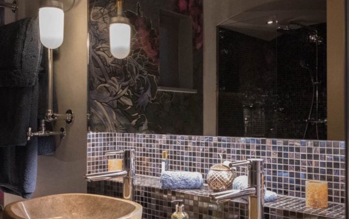 J'aime Le Miroir Posé En Avant Avec L'éclairage De La encequiconcerne Miroir Salle De Bain Avec Tablette Et Éclairage