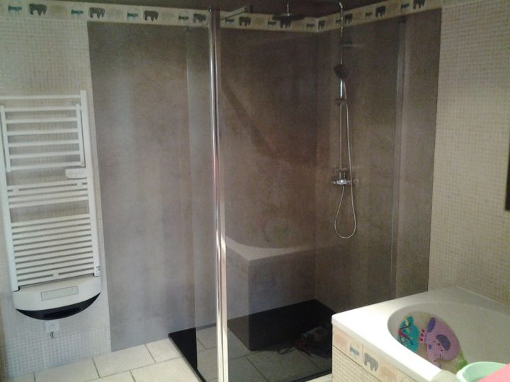 Je Rénove Ma Douche Avec Un Enduit | Leroy Merlin Valenciennes tout Beton Ciré Salle De Bain Leroy Merlin