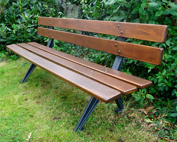 Joli Banc De Jardin Public Avec Pieds En Fonte Et Lattes intérieur Banc De Jardin