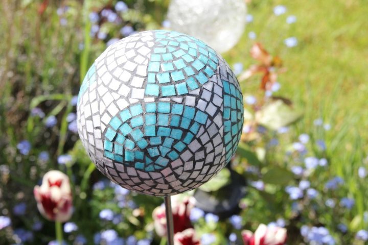 La Boule De Jardin Décorative En Mosaïque: Les Bleus De intérieur Boule Décorative Jardin