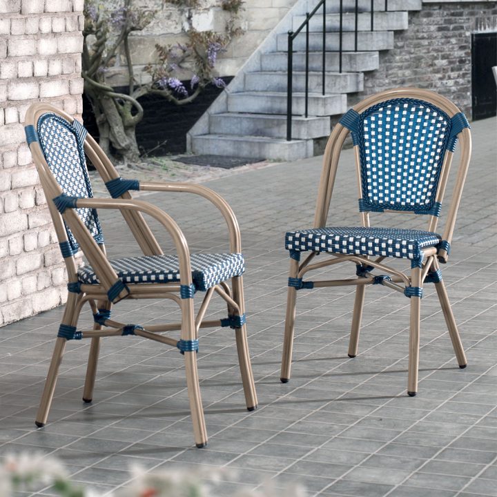La Chaise De Bistrot En Rotin Bleu Et Blanc Typiquement encequiconcerne Chaise Bistrot But