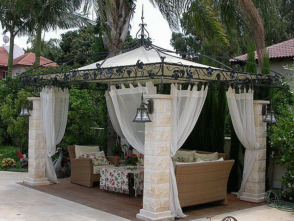 La Pergola En Fer Forgé Est Une Décoration Fonctionnelle dedans Decoration De Jardin En Fer Forgé