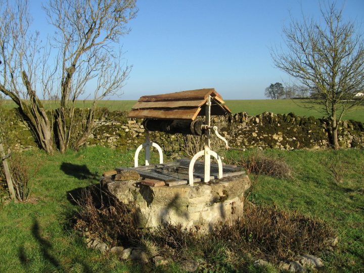 La Petite Maison Dans La Campagne: Un Petit Toit Pour Le Puits destiné Puit Decoratif Jardin