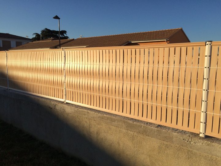 Lames D'Occultation Pvc : Occultation De Treillis Soudés à Panneaux À Lames Déstructurées En Bois Massif