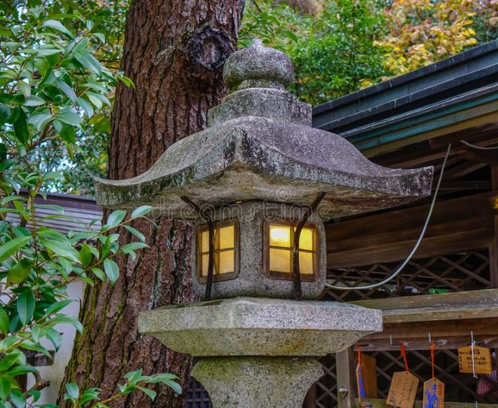 Lanterne En Pierre Japonaise Au Jardin Image Stock – Image concernant Lanterne Japonaise Jardin