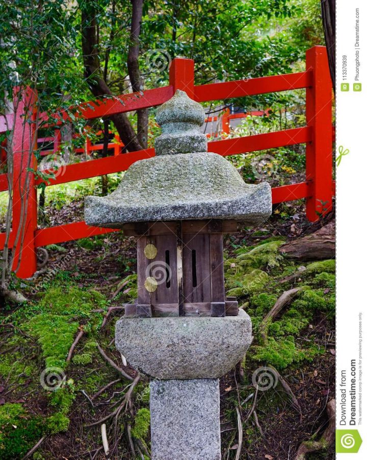 Lanterne En Pierre Japonaise Au Jardin Image Stock – Image serapportantà Lanterne Japonaise Jardin