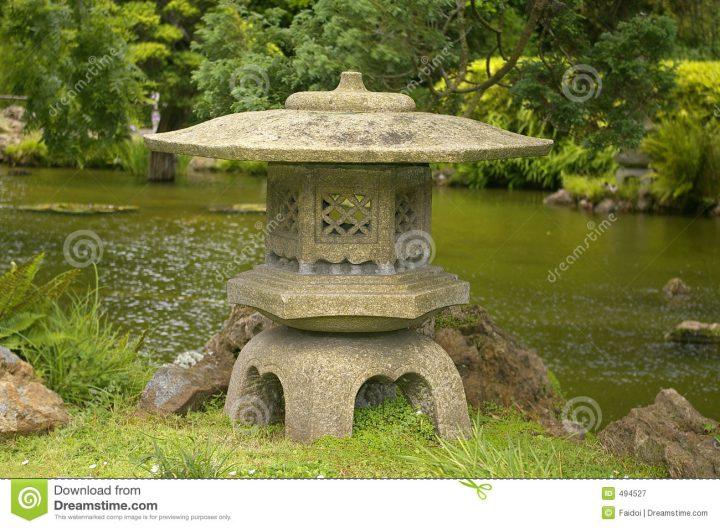 Lanterne En Pierre Japonaise Photographie Stock Libre De encequiconcerne Lanterne Japonaise Jardin