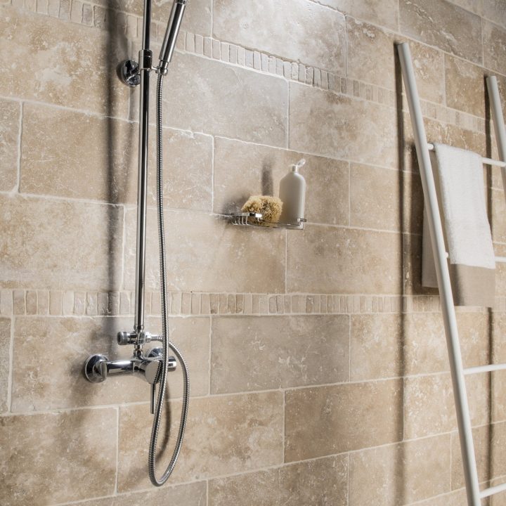 Le Carrelage Mural Éveille Votre Salle De Bains | Leroy Merlin pour Carrelage Antidérapant Salle De Bain Leroy Merlin