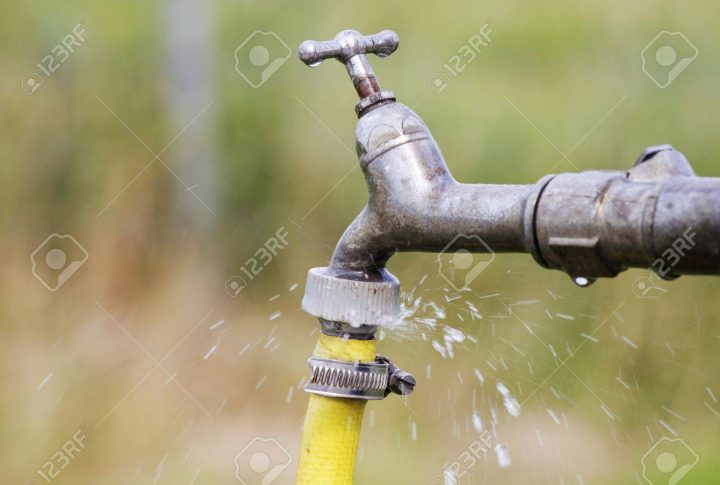 Le Robinet D'eau Avec Un Tuyau Cassé Répandre À L'extérieur De L'eau à Casse Robinet