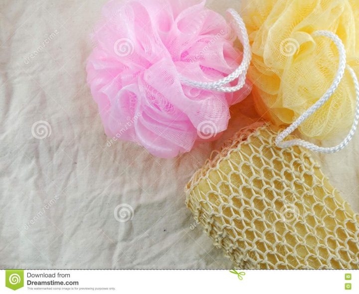 Le Souffle Et L'éponge De Bath Pour Le Nettoyage De Douche dedans Eponge De Douche Le Souffle Et L'éponge De Bath Pour Le Nettoyage De Douche dedans Eponge De Douche