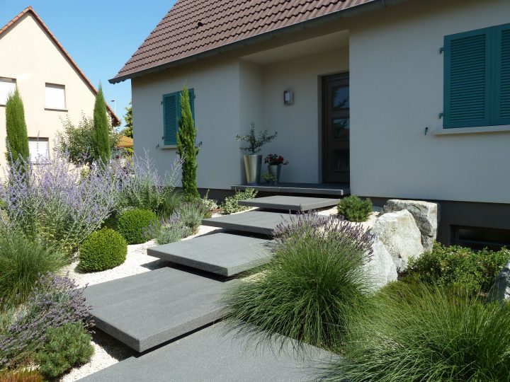 Légèreté Et Élégance Caractérisent Cet Escalier D'Entrée encequiconcerne Amenagement Devant Maison Moderne