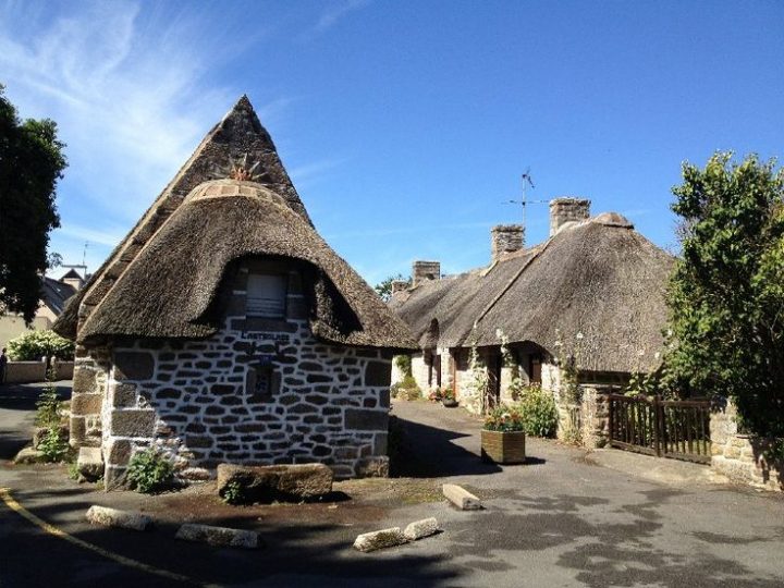 Les 73 Meilleures Images Du Tableau Toits De Chaume Sur tout Abritel Nevez