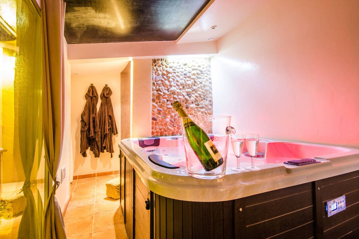 Location Nuit Romantique Avec Jacuzzi Piscine Privatif encequiconcerne Chambre Avec Jacuzzi Privatif Languedoc Roussillon