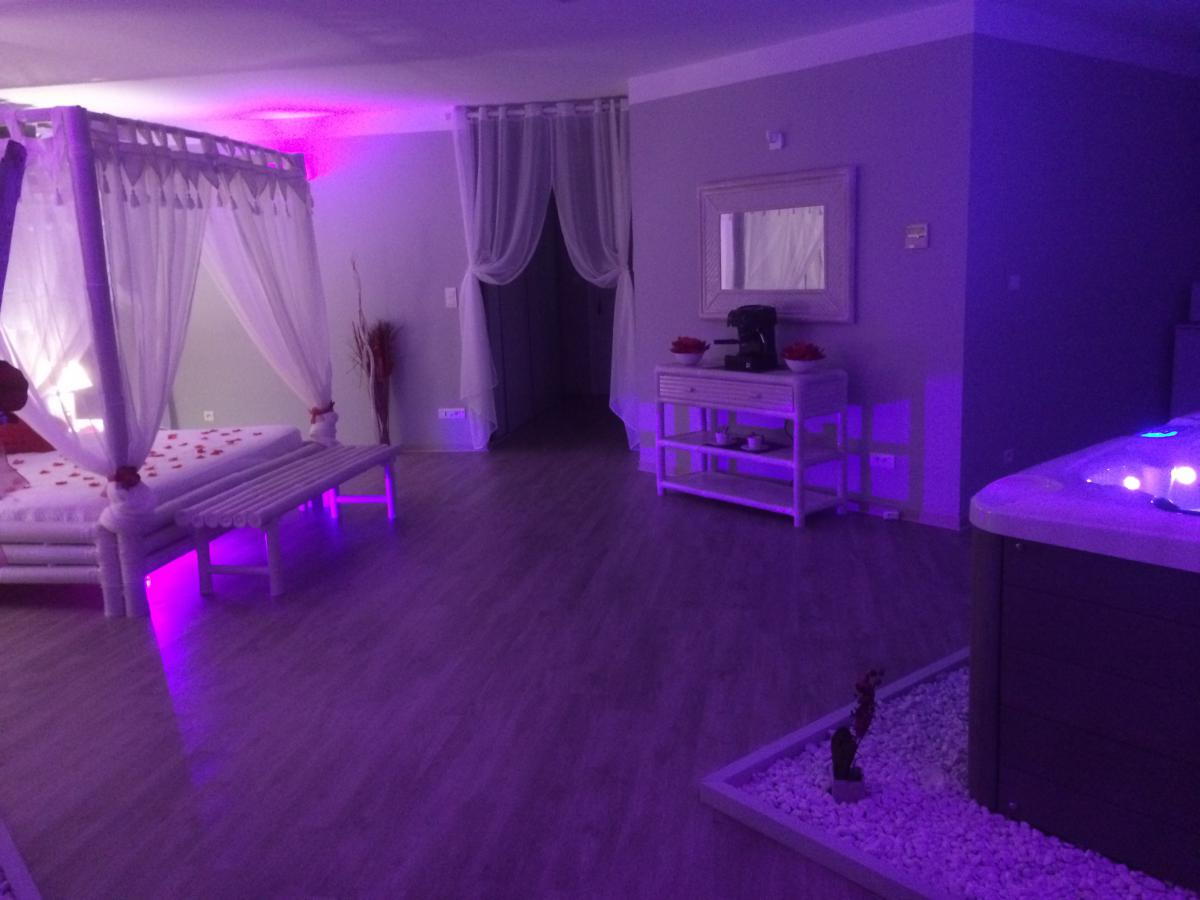 Location Romantique Avec Jacuzzi Et Piscine Proche De Nîmes intérieur Chambre Avec Jacuzzi Privatif Languedoc Roussillon