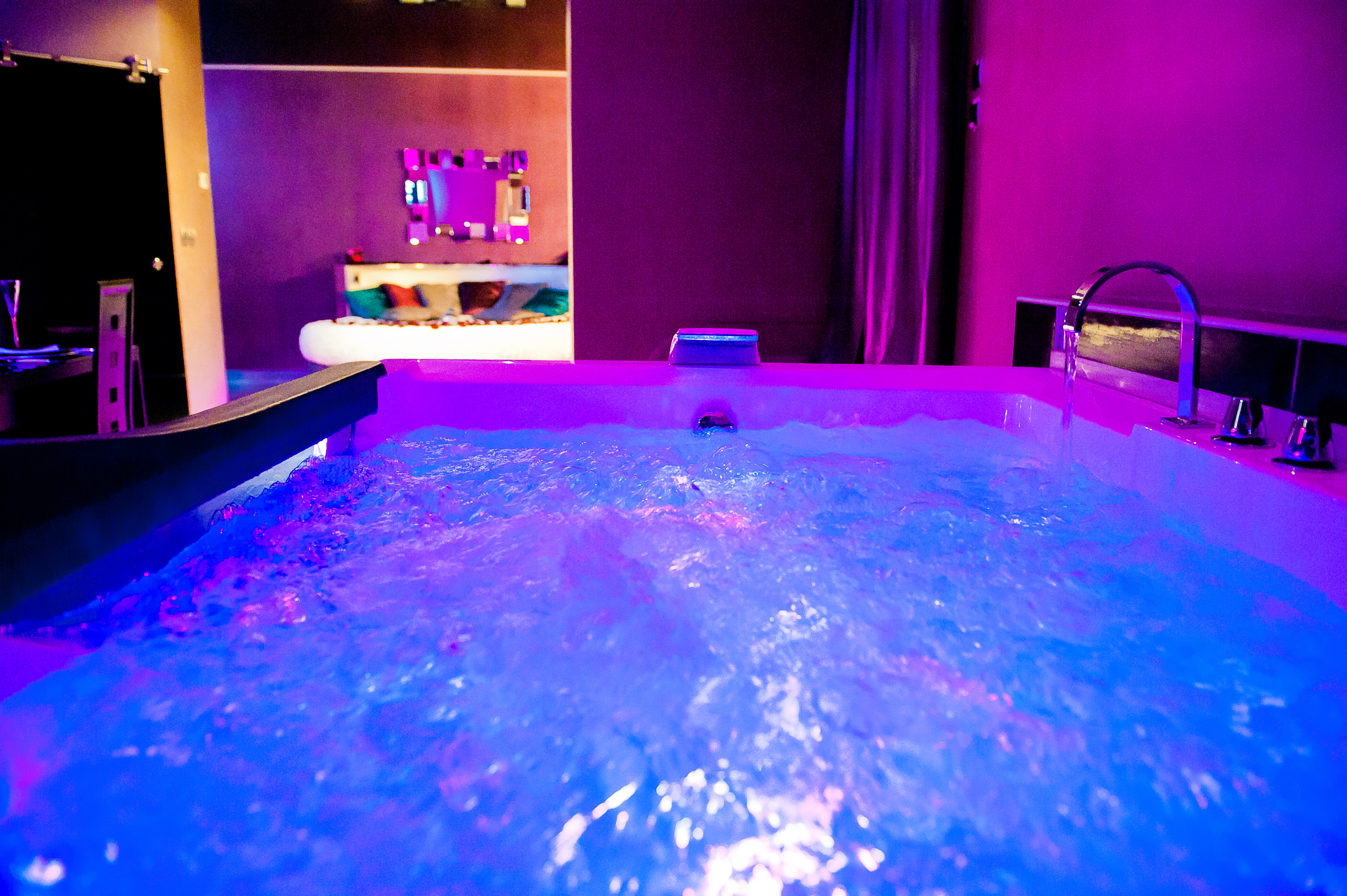 Loft Avec Lit Rond Jacuzzi Et Terrasse Privatifs - Lofts À serapportantà Chambre Avec Jacuzzi Privatif Languedoc Roussillon