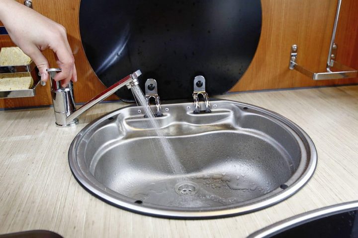 Malin: 3 Équipements Pour Améliorer L'autonomie En Eau Du serapportantà Robinet Douche Camping Car